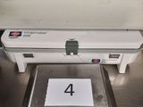 une image représentant une balance posée sur une table en métal
