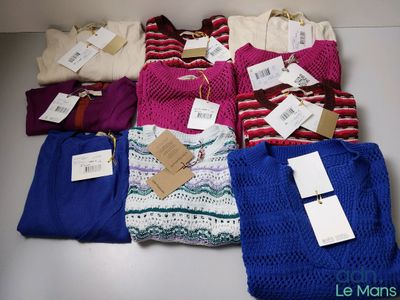 beaucoup de pulls posés sur une table