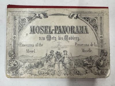 une photo d'un vieux livre sur lequel figure l'image d'une femme