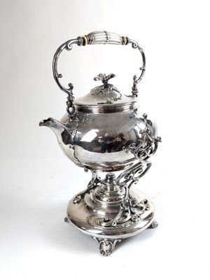 une théière ancienne en argent posée sur un socle, sur fond blanc