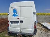 une camionnette sur laquelle est collé un autocollant à l'arrière
