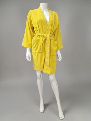 un mannequin vêtu d'une robe jaune et d'un chapeau