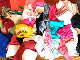 un panier rempli de vêtements posé sur un sol carrelé