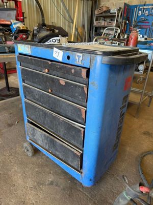 une image d'un établi dans un garage