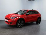 Une voiture rouge est garée dans une pièce blanche
