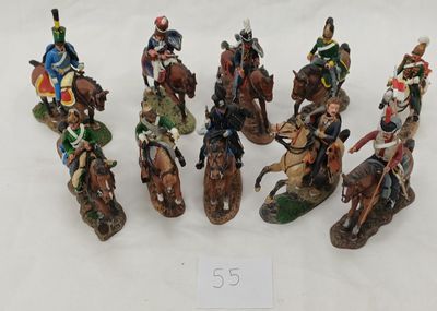 plusieurs figurines représentant des hommes à cheval, tenant des lances