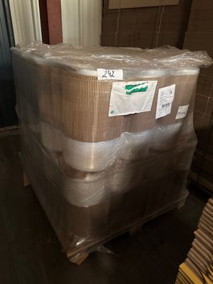 une palette de cartons posée sur une autre palette dans un entrepôt