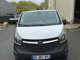 la photo d'une camionnette blanche garée sur un parking