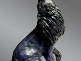 sculpture en bronze représentant un chien assis sur ses pattes arrière, sur un fond gris