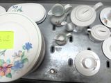 beaucoup d'assiettes et de tasses sur un plateau