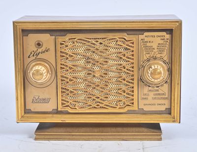 une radio à l'ancienne posée sur une table