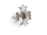 une image représentant une bague en topaze blanche sertie de diamants, sur fond blanc