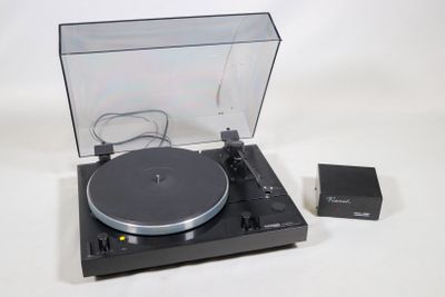 une platine posée sur une surface blanche