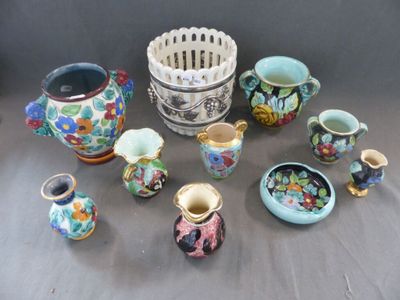 de nombreux vases différents posés sur une table