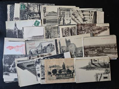 beaucoup de vieilles cartes postales posées sur une table noire