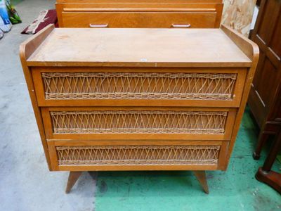 Commode en bois clair et rotin à trois tiroirs, piétement co… - Photo 1
