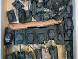 une boîte remplie de différents types d'équipements radio