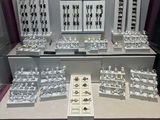 de nombreux types de bijoux exposés dans une vitrine