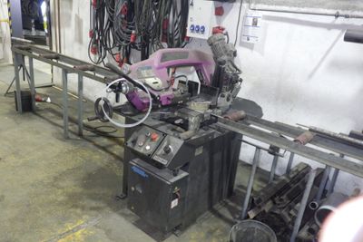 une machine qui travaille sur une pièce de métal
