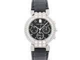 un gros plan d'une montre-bracelet sertie de diamants sur fond blanc