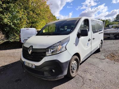 la camionnette blanche est garée sur le parking à côté des arbres
