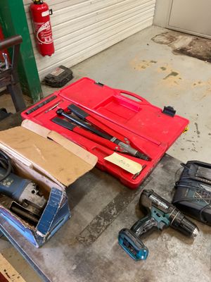 de nombreux outils qui traînent par terre dans le garage
