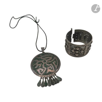 un gros plan d'un collier et d'un bracelet sur fond blanc