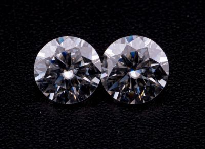 une paire de diamants taille ronde sur un fond noir