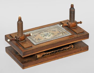 Seltene Biedermeier-Kartenpresse Nussbaum, Perlstickerei, El…