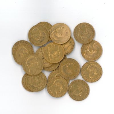 une pile de pièces d'or posée sur une surface blanche