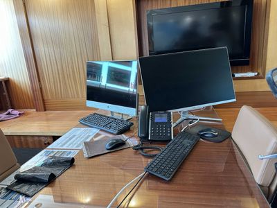 un bureau sur lequel sont posés deux écrans d'ordinateur et un clavier