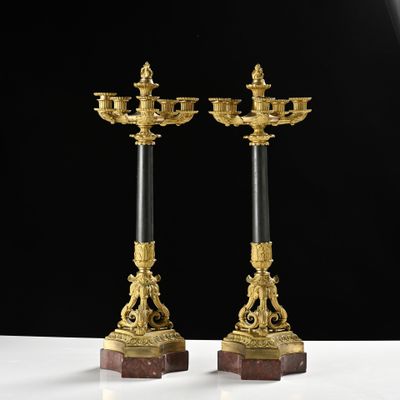 une paire de chandeliers anciens en laiton et marbre, montés sur des socles en marbre