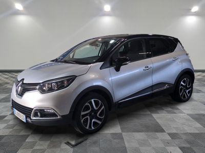 la voiture argentée est garée sur un carrelage à carreaux