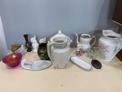 de nombreux types de vases et de bols sur la table