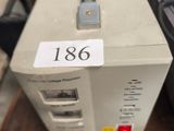 une boîte sur laquelle est collée une étiquette, posée sur une table