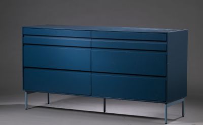 une image représentant une commode bleue sur fond gris