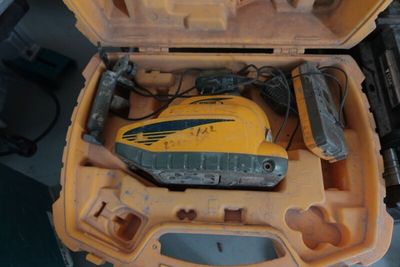 une mallette jaune contenant des outils, posée sur une table