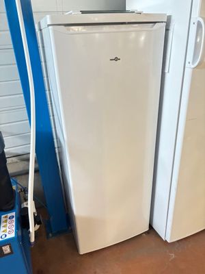 un réfrigérateur blanc et un réfrigérateur congélateur blanc dans une pièce