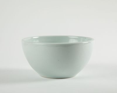 un bol blanc posé sur une table