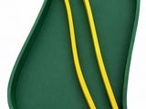 un plateau vert avec deux baguettes et un plateau vert avec deux baguettes