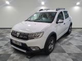 une photo d'une dacia blanche garée sur un sol en damier
