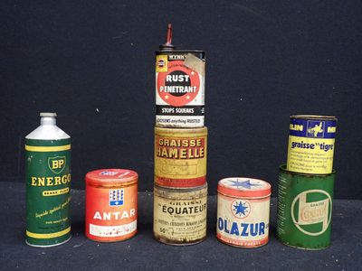 Plusieurs pots de peinture de différents types sont alignés sur une table