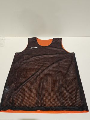 un gros plan sur un maillot de basket posé sur une table