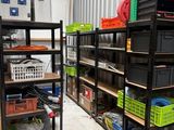 une pièce où les étagères sont remplies de cartons et de caisses