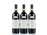 trois bouteilles de vin rouge posées l'une à côté de l'autre sur une surface blanche