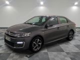 la voiture grise est garée sur un sol en damier dans le garage