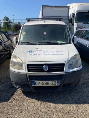 une camionnette blanche garée à côté d'une voiture noire