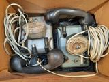 une boîte contenant un tas de fils et un téléphone