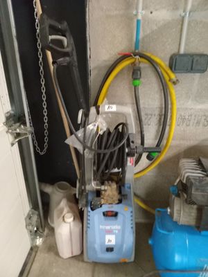 une machine bleue qui se trouve dans un garage