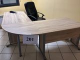 un bureau sur lequel se trouvent une chaise et un téléphone